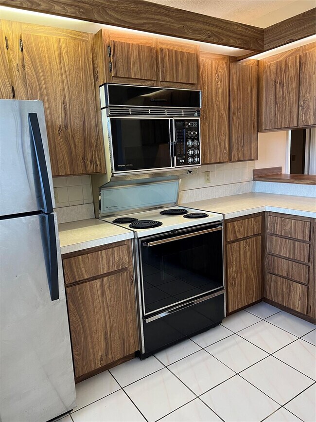 Building Photo - 1526 Whitehall Dr