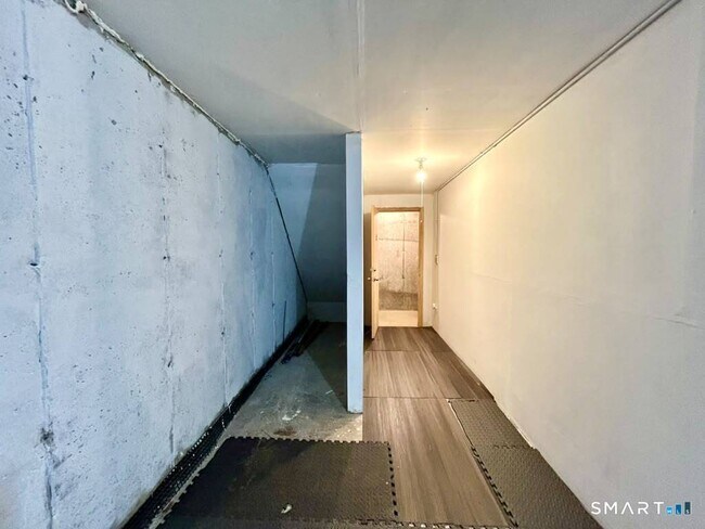 Building Photo - 19 Somers St