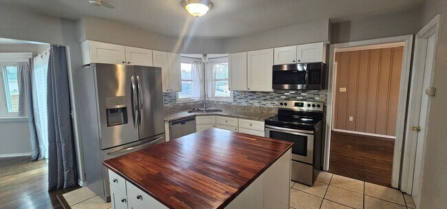 Building Photo - 2513 Hillcrest Dr