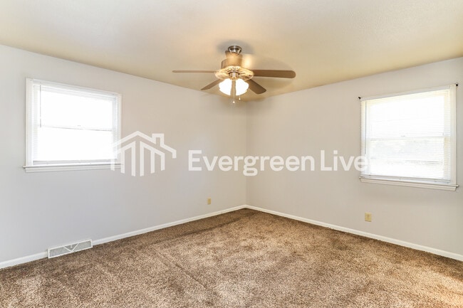 Building Photo - 1404 Larchmont Dr