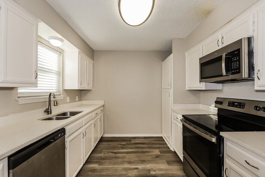 Building Photo - 6004 Cool Springs Dr