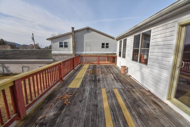 Building Photo - Two Bedroom Home with Detached Garage!