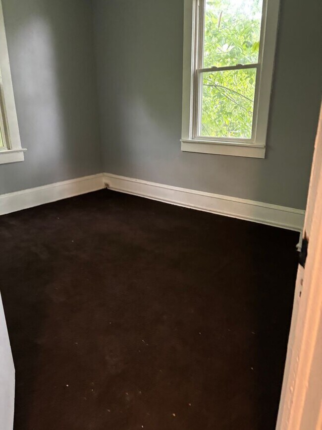 Building Photo - Charming spacious 4-bedroom home. Section ...