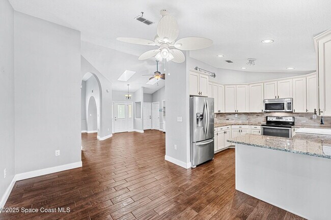 Building Photo - 445 Diana Blvd