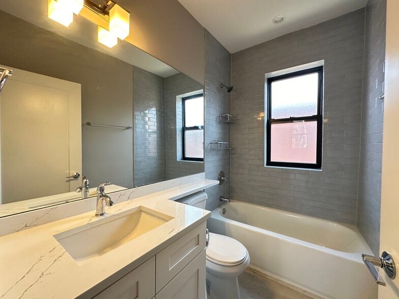 Building Photo - 3934 N Janssen Ave