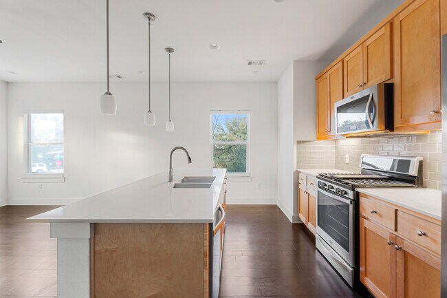 Building Photo - 2305 Coronado St