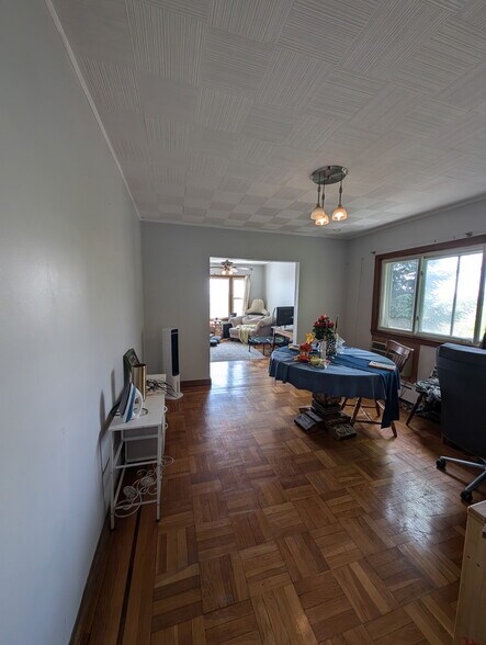 Building Photo - 85 Gladstone St