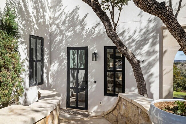 Building Photo - 2701 Bumble Bee Dr