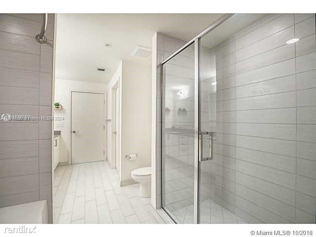 Building Photo - 1 br, 1 bath Condo - 999 SW 1st Ave Apt 2115