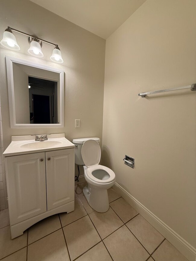 Building Photo - 2 bedroom 1.5 bath condo! Half off 2nd months rent Move in Special!