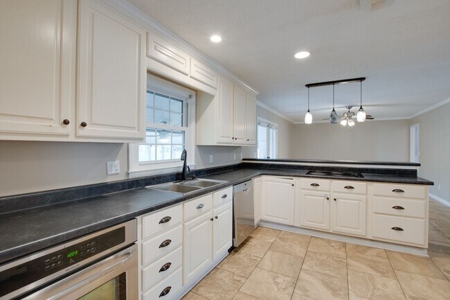 Building Photo - 2107 Edinburgh Drive