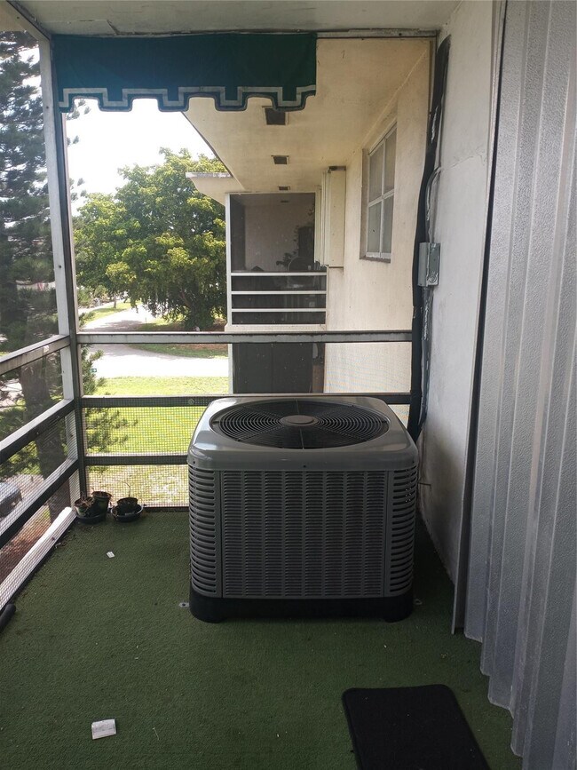 Building Photo - 4770 NW 10th Ct