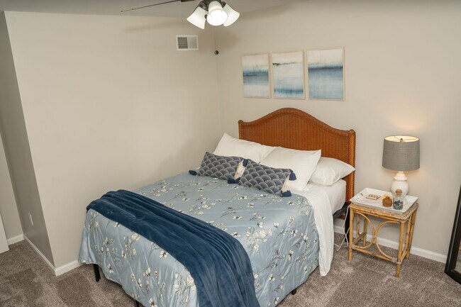 Building Photo - Charming 3 Bedroom, 1.5 Bath Townhome - EL...