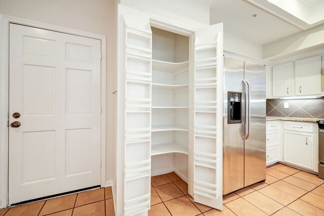 Building Photo - Large Townhome in River Oaks