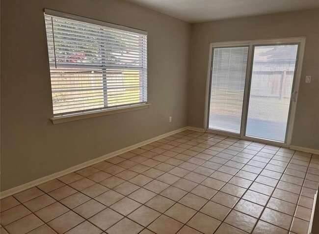 Building Photo - 3323 Brookdale Dr
