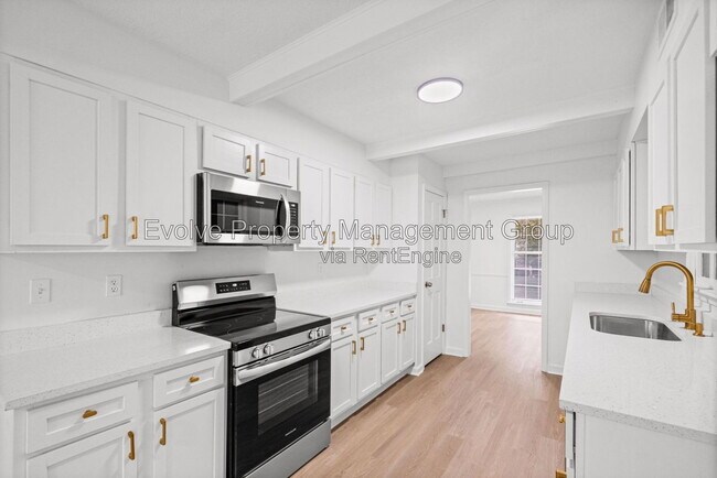 Building Photo - 3085 Circle Gate Dr
