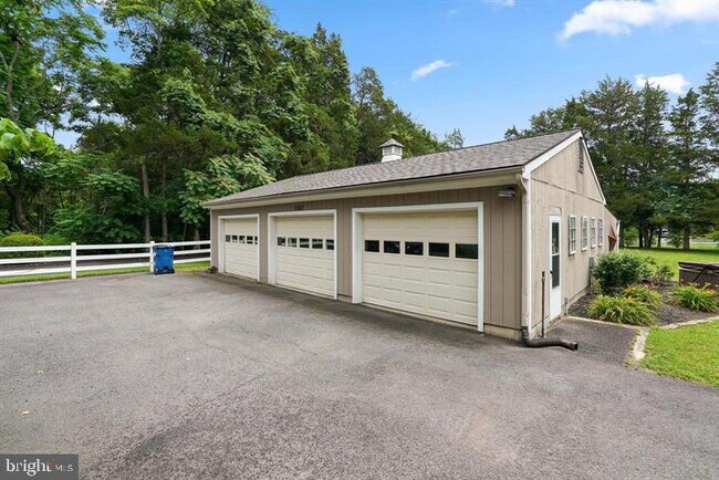 Building Photo - 15027 Braddock Rd