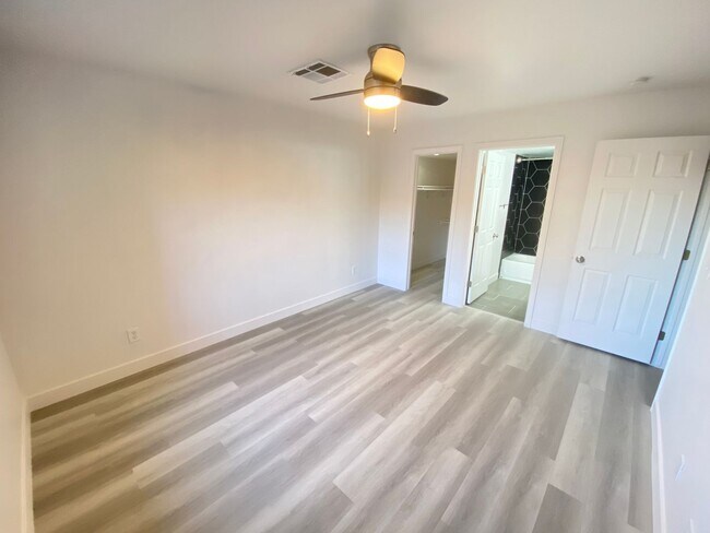 Building Photo - MOVE IN SPECIAL-Delightful 2BED/2BATH Condo tucked away in a picturesque Henderson community!