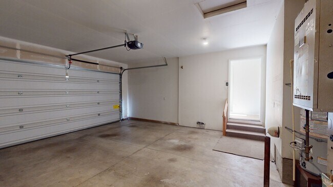 Building Photo - Single Level Family Friendly Home in Sandy. Fenced Backyard Pets Welcome