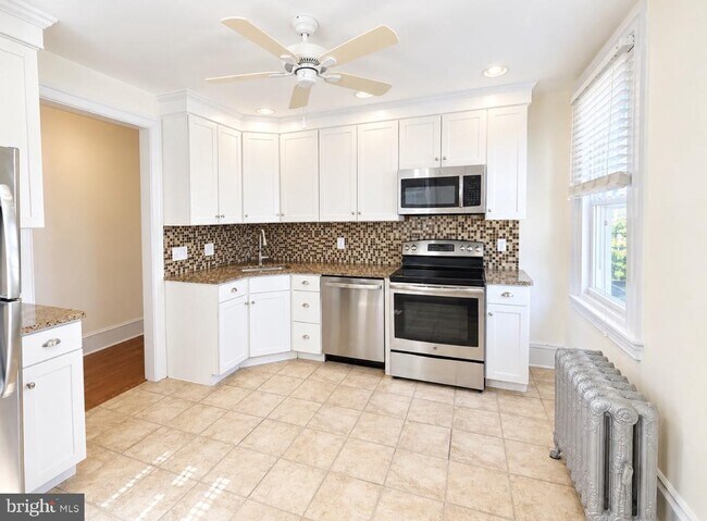 Building Photo - 815 Fayette St