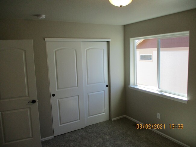 Building Photo - 4 Bed, 2.5 Bath - 2 Story Home in Windsor'...