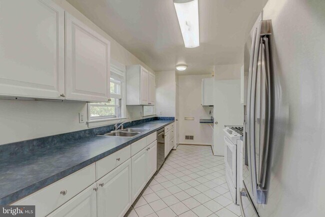 Building Photo - 9703 Stoneham Terrace