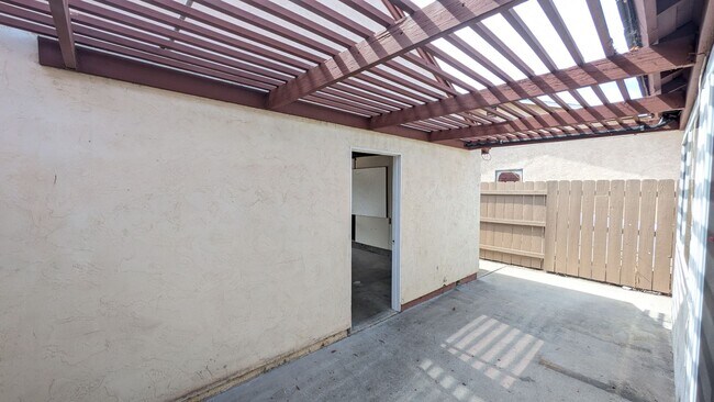 Building Photo - Move In Special!!!   Refreshed Single Level Home