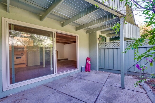 Building Photo - 2 Bedroom 1 Bath Two Story Townhome