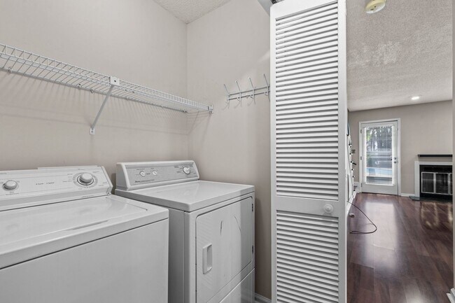 Building Photo - 5624 Darrow Dr