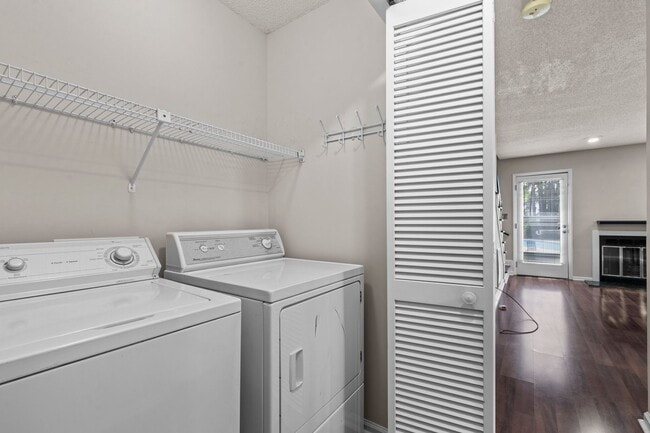 Building Photo - Updated and Adorable!  2 Bedroom Townhome in N/E Raleigh near REX, Glenwood, & Crabtree - Pet Fri...