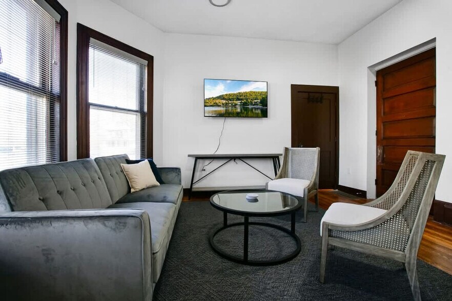 Building Photo - 1848 E 89th St