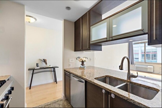 Building Photo - 10 Regent St