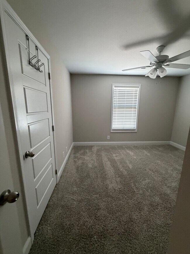 Building Photo - Exceptionally maintained, 3 bedroom home!