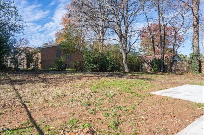 Building Photo - 2204 Emerson Pl