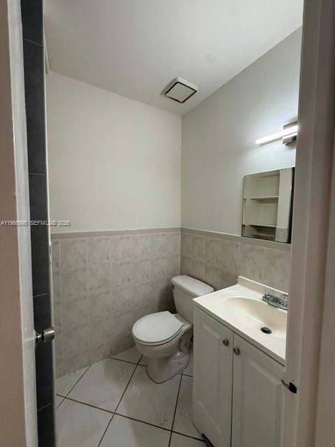 Building Photo - 660 W Park Dr