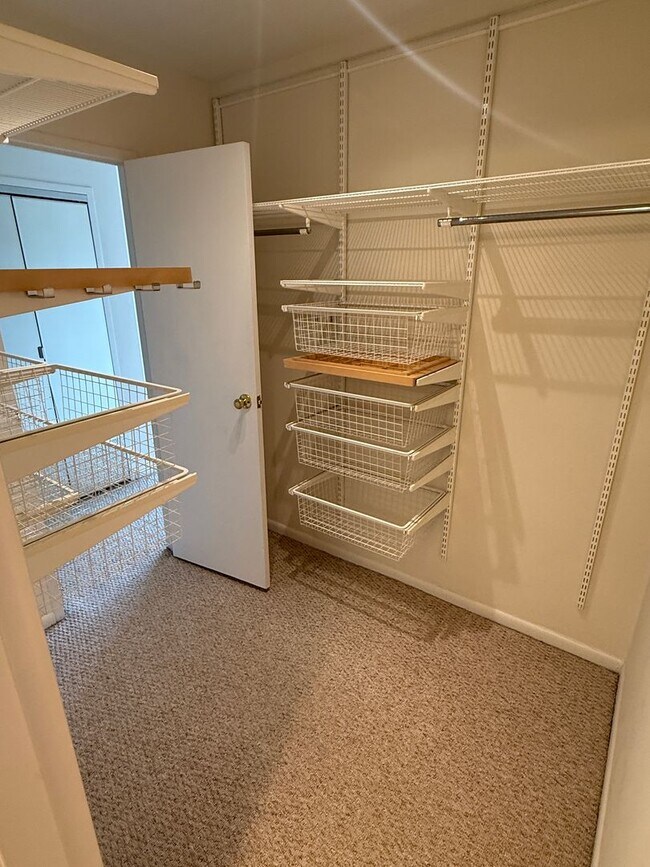 Building Photo - Ready for immediate move-in! 1 bed/1bath in Grosvenor.