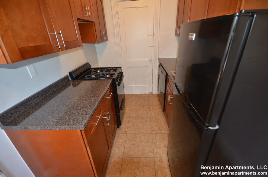 Building Photo - 235 Park Dr