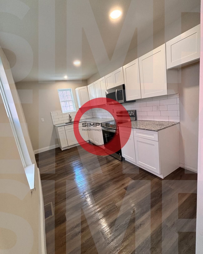 Building Photo - Huge 3 bedroom 1.5 bath fully renovated