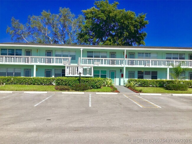Building Photo - 7 Oakridge E