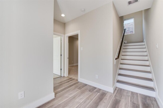 Building Photo - 2915 Sherwood Grn Ln