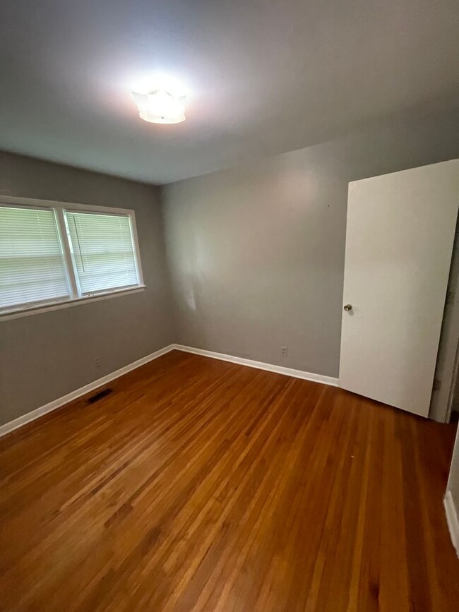Building Photo - 2 Bed 1 Bath Duplex