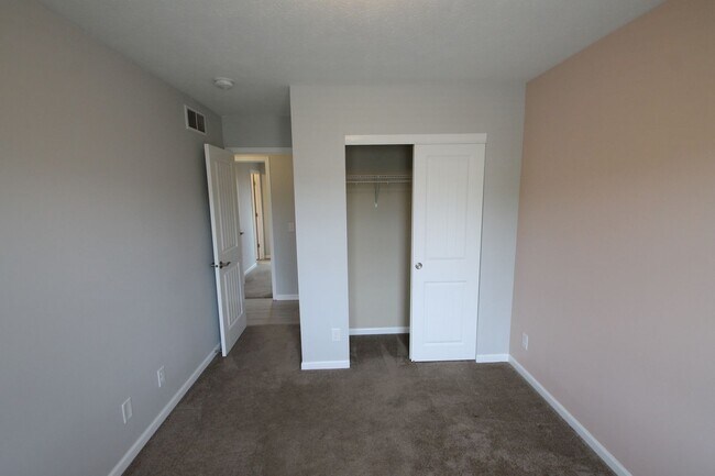 Building Photo - Fall Move In Special!!!  1/2 Off 1st Month...