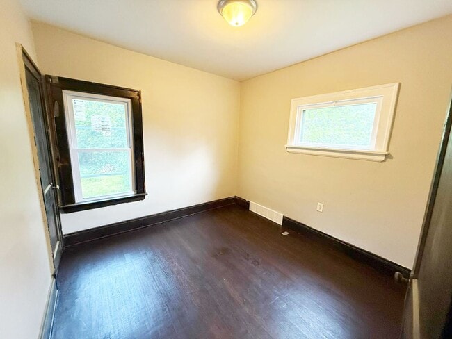 Building Photo - 4 BED 1 BATH SINGLE FAMILY HOME IN MT PLEA...