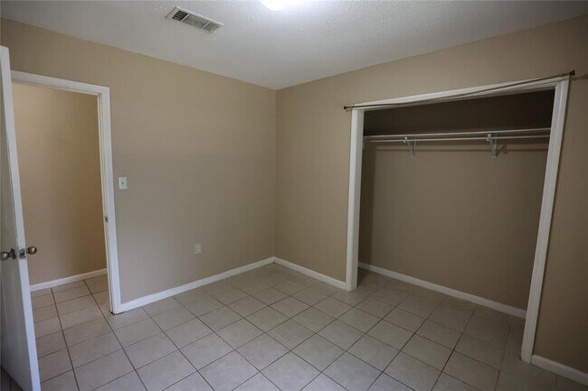 Building Photo - 5734 Lyndhurst Dr