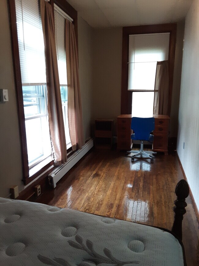Bedroom - 523 E State St