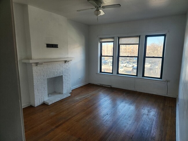 Building Photo - 905 W Irving Park Rd