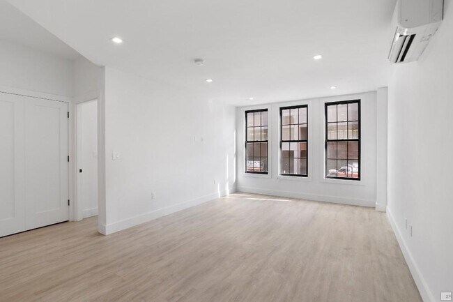 Building Photo - Massive 3 bed 2 bath in the heart of willi...