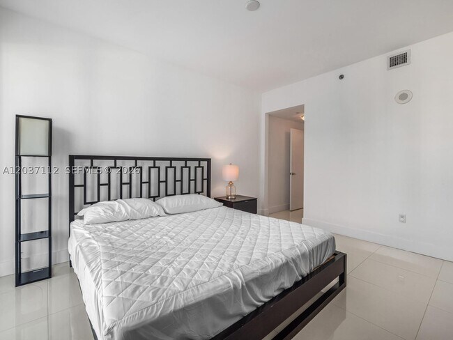Building Photo - 950 Brickell Bay Dr