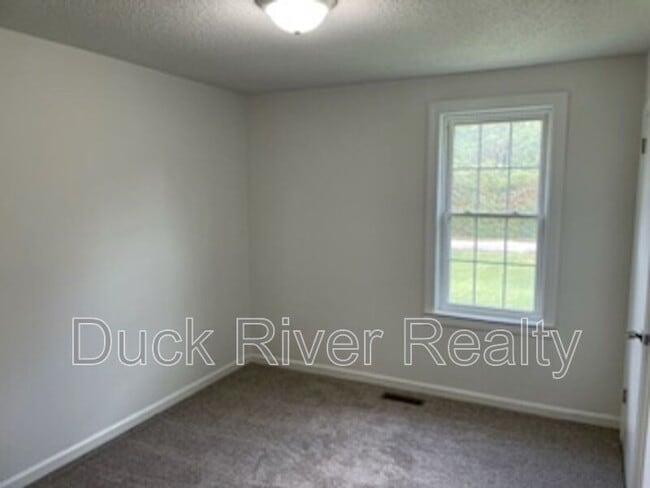 Building Photo - 213 Elaine Dr