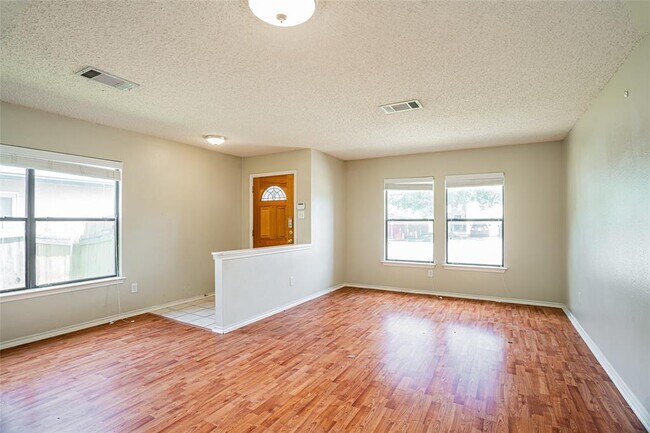 Building Photo - 813 Kettering Dr